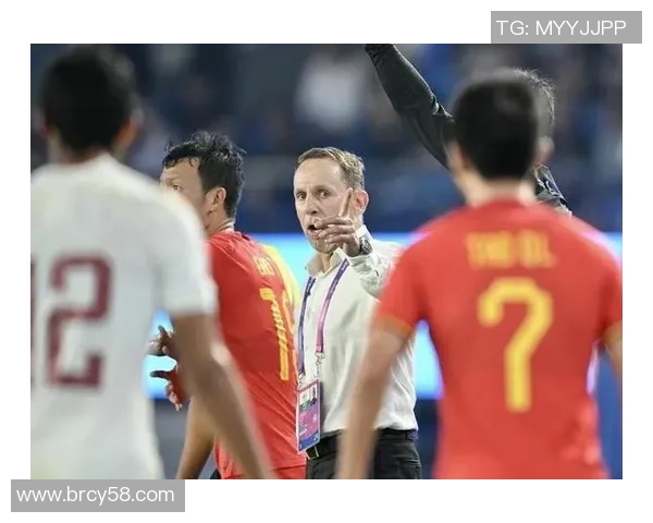 哪位足球明星近日抵达中国引发球迷热议与关注